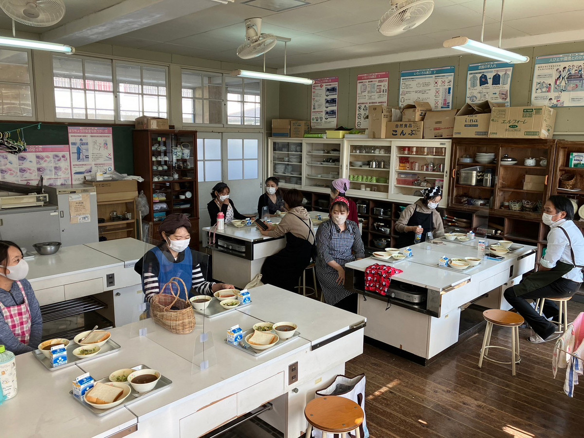 姶良市立北山小学校 家庭教育学級「給食試食会」「ふくれ菓子作り」
